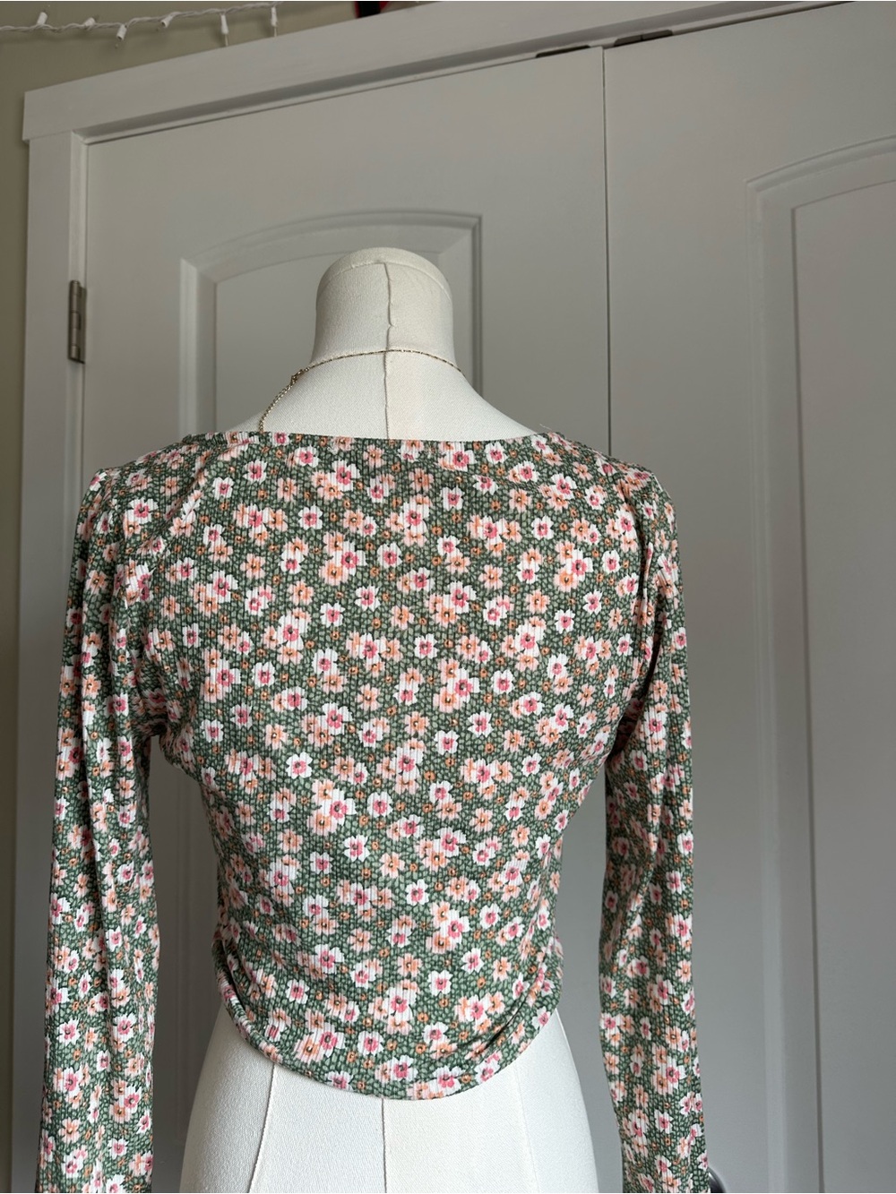 Green Floral Ruched Long Sleeve Crop Top - Picture 2 of 6